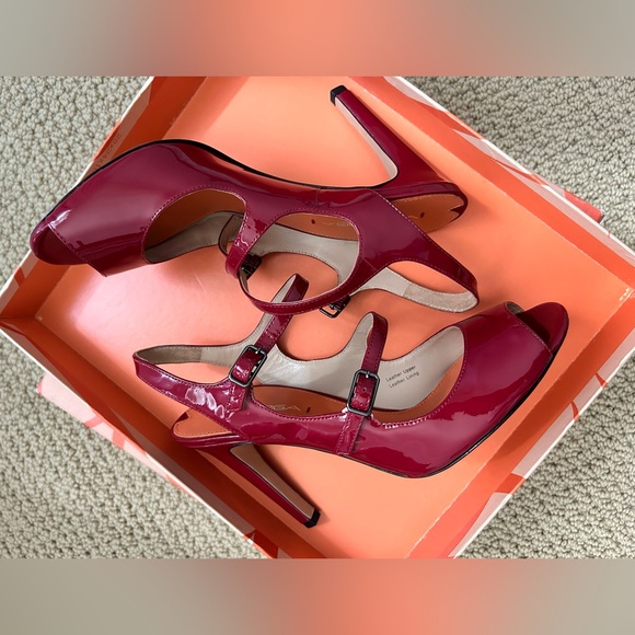 These shoes are too cute to be on display like Toy Story characters. No refunds. - Picture 5 of 13